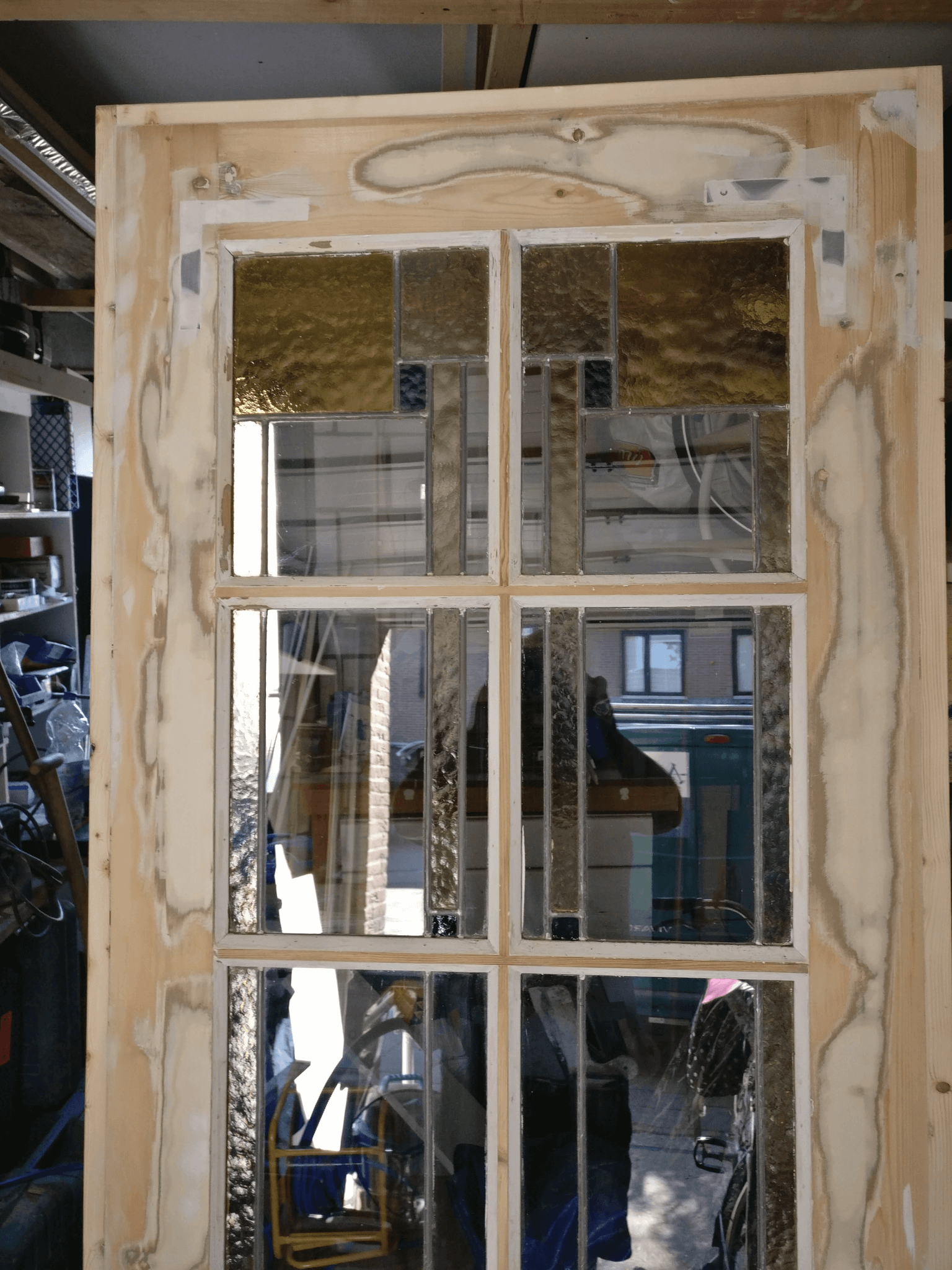 Oude glas en lood deur van rot hersteld