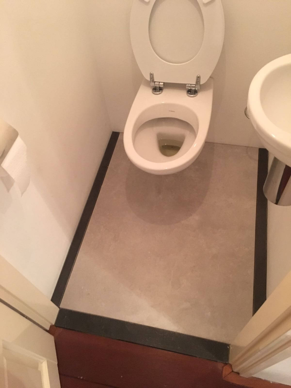 Toilet met hardstenen kader