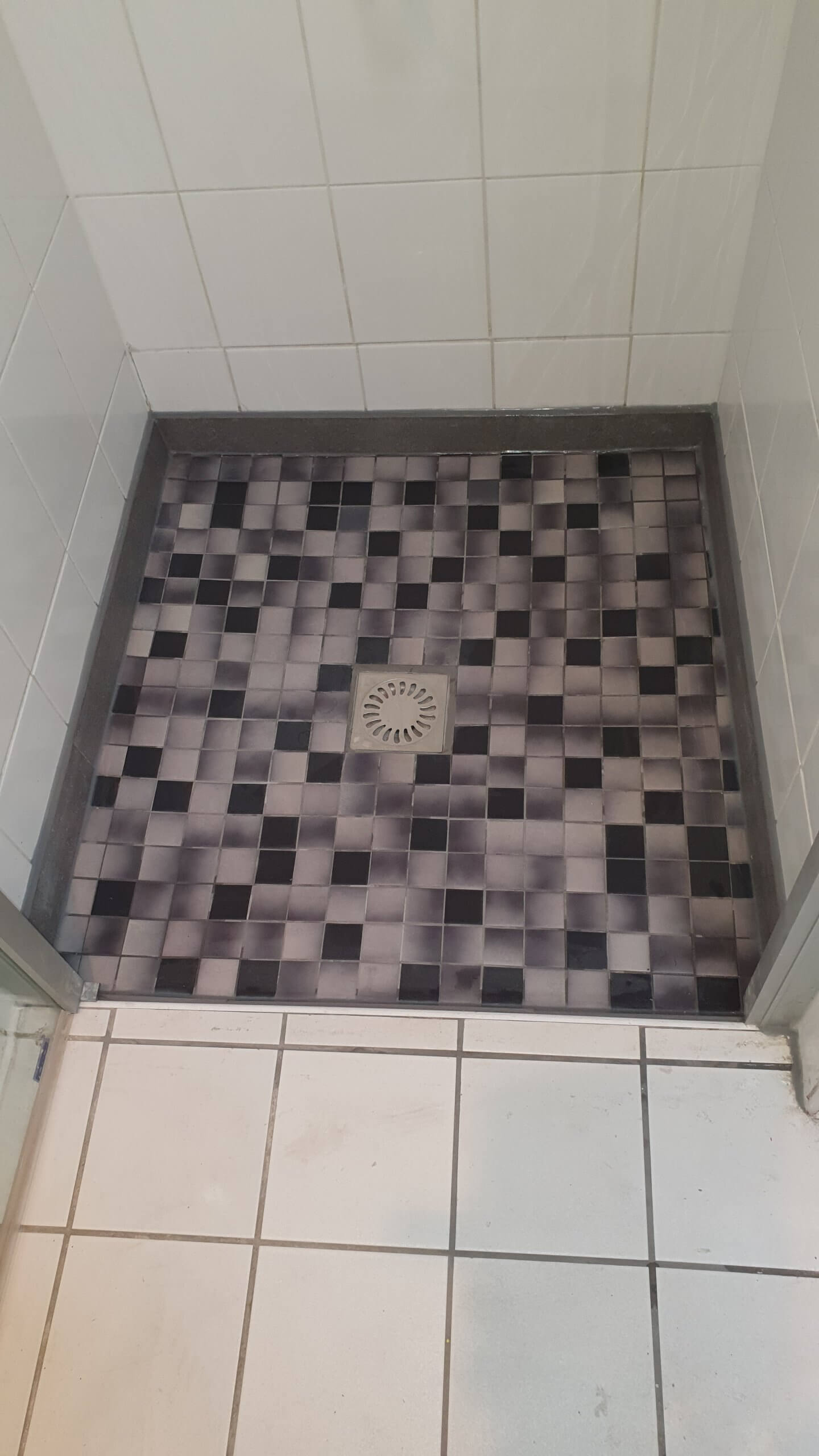 Badkamervloer met tegelwerk