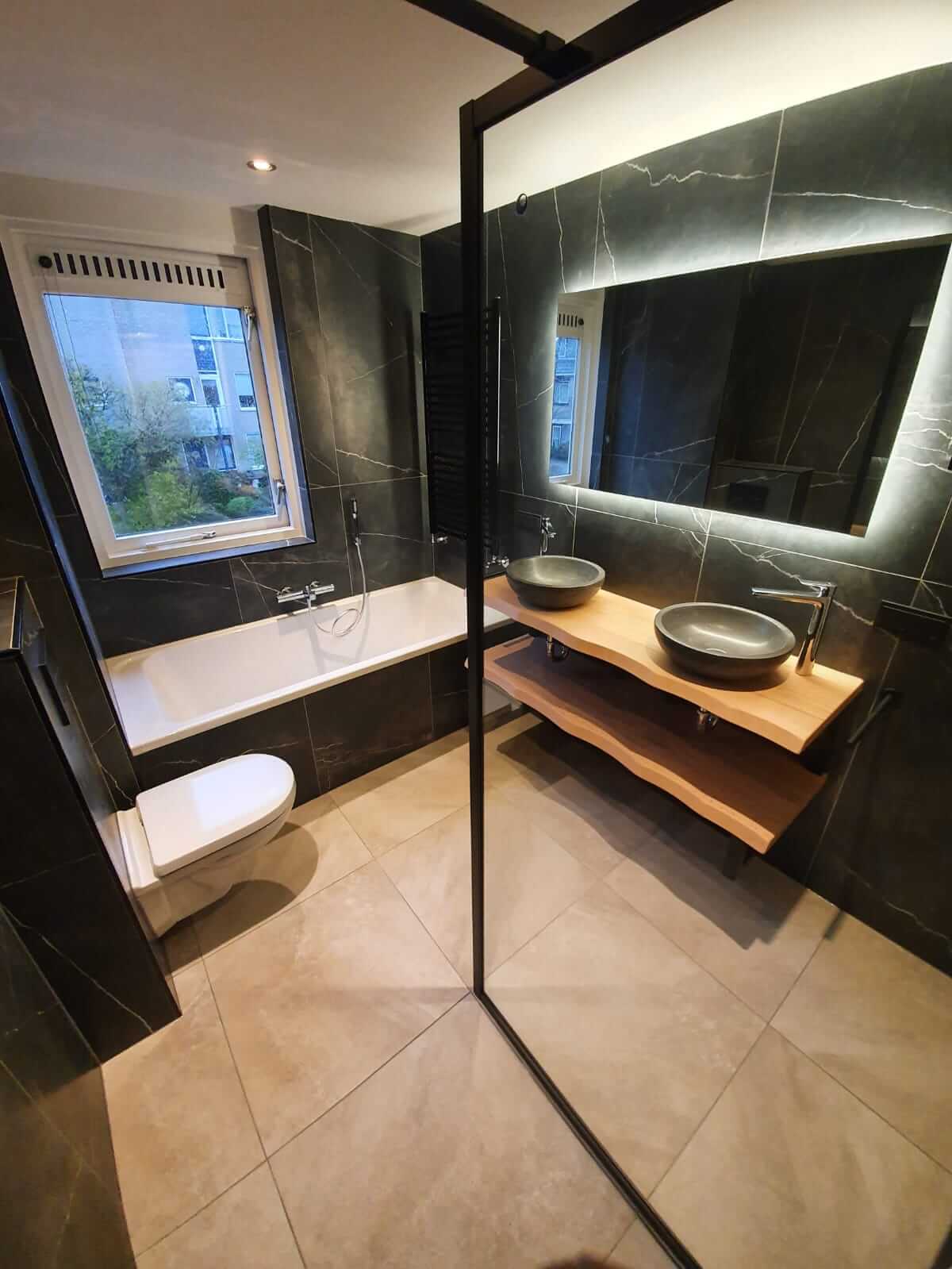 Badkamer renovatie robuuste en moderne stijl