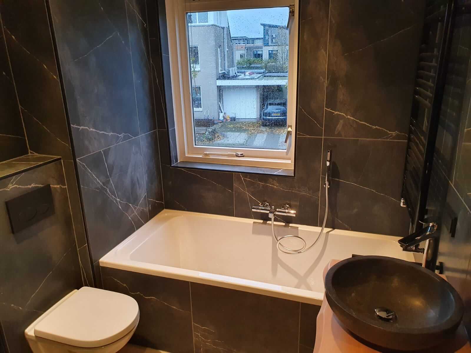 Badkamer renovatie robuuste en moderne stijl