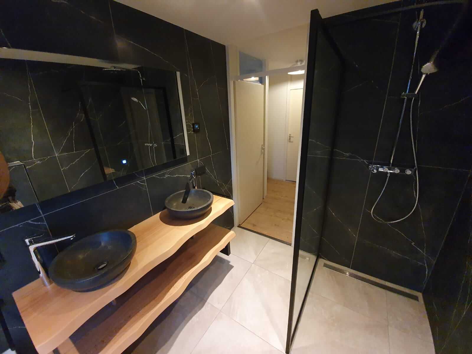 Badkamer renovatie robuuste en moderne stijl